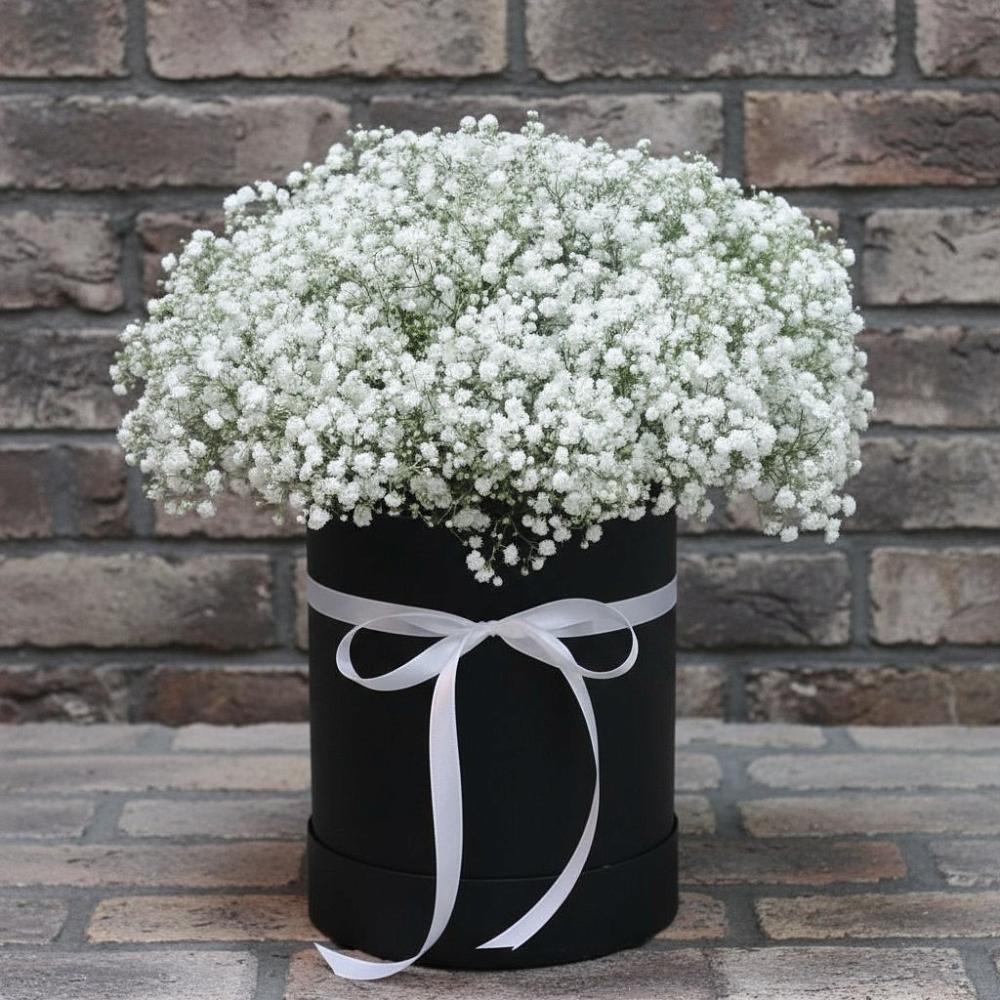 Цветочная композиция из Гипсофила в шляпной коробке в Судже