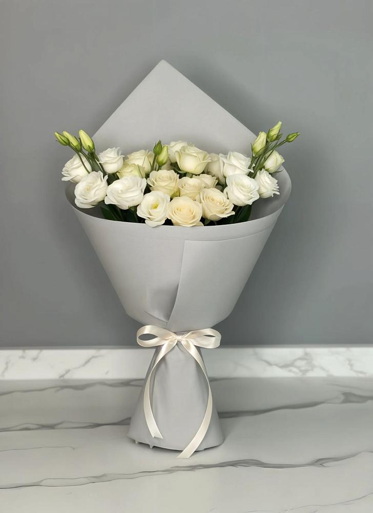 Букет цветов из: Розы и Лизиантусы в Судже