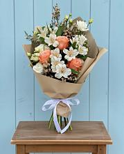 Букет цветов из:  Альстромерии, Лизиантусы, Розы и Хризантемы в Судже