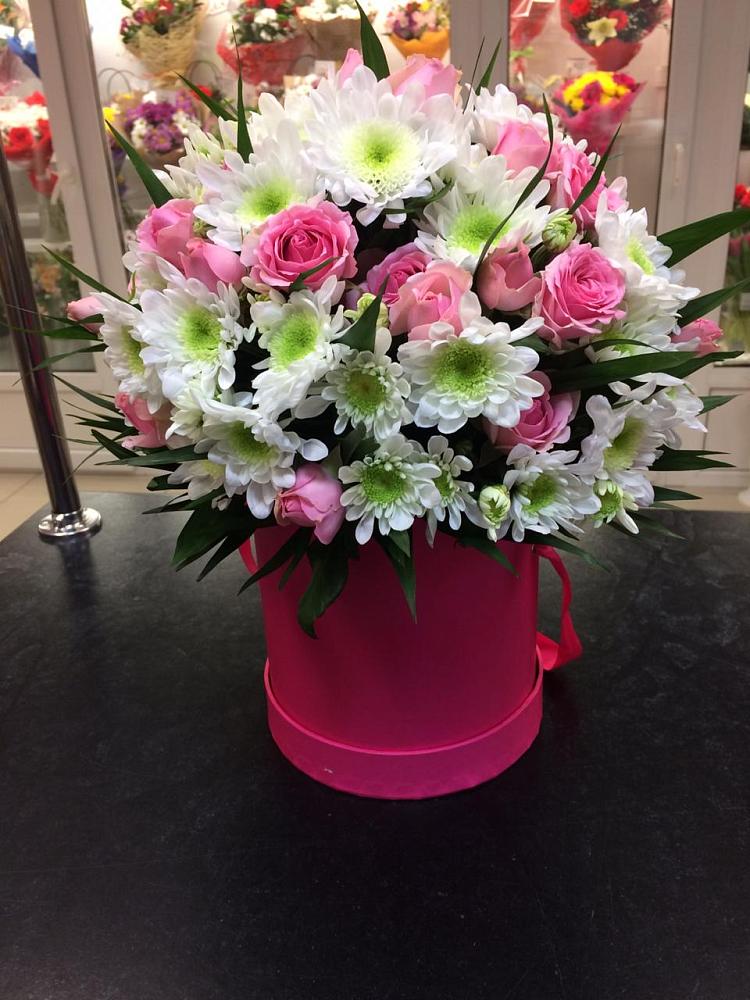 Цветочная композиция из Розы и Хризантемы в шляпной коробке в Судже