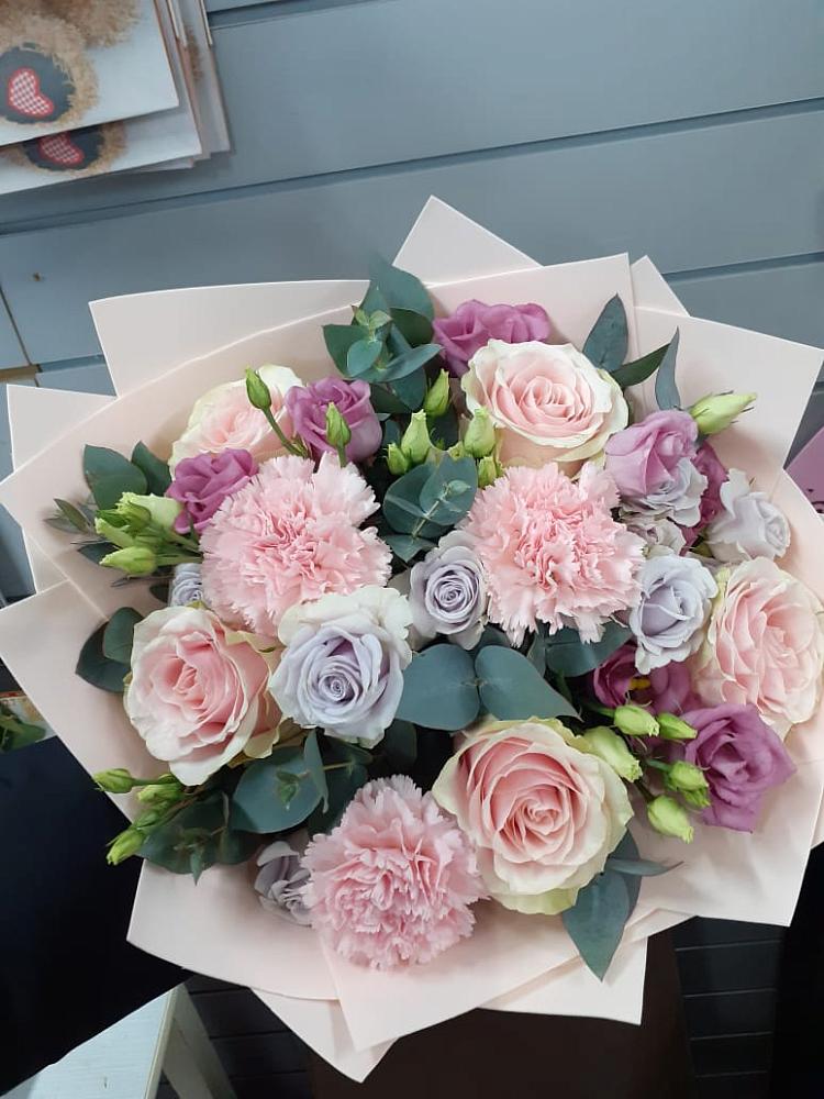 Букет цветов из: Розы, Гвоздики и Лизиантусы в Судже